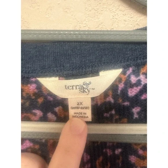 Terra & Sky Women's Plus Size 2X Navy Floral Print Long Sleeve Henley Top - Picture 2 of 4